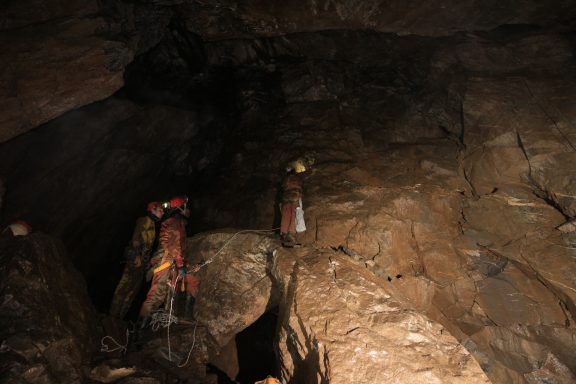 David beim Hochbohren an einer senkrechten Wand