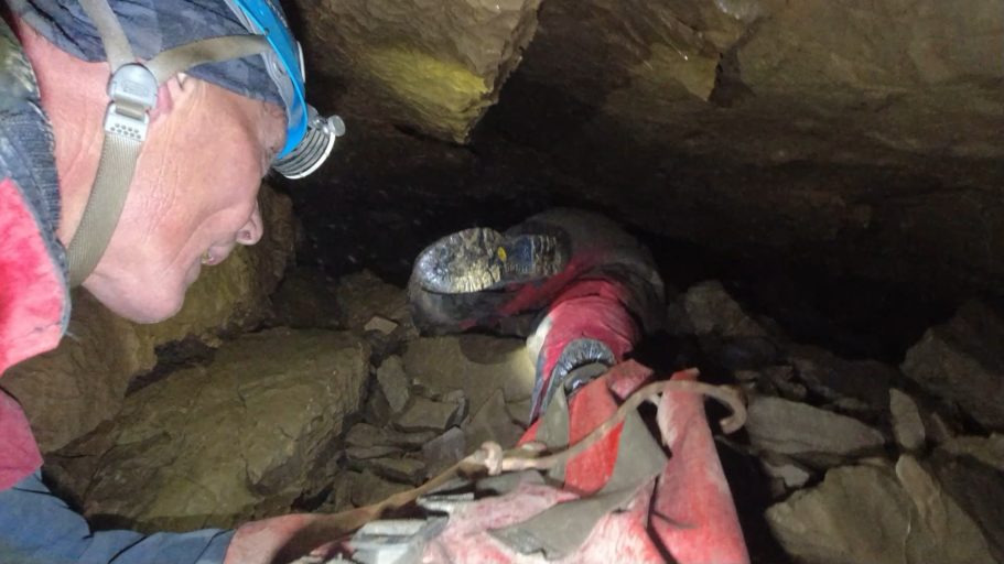 Judith kommt durch die Engstelle