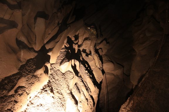 Der Forscher wird eins mit seinem Untergrund / Alex